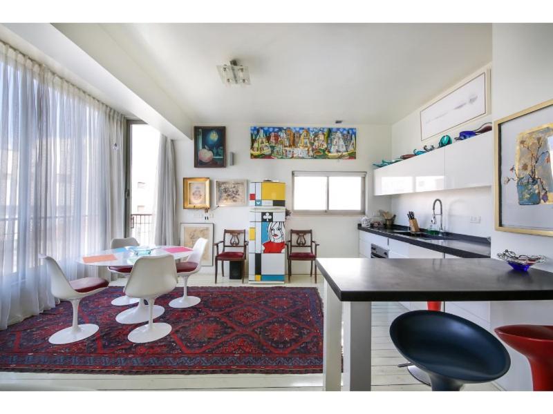 Trumpeldor - 2 Bed Apartment of Art!, Tel Aviv, Israel