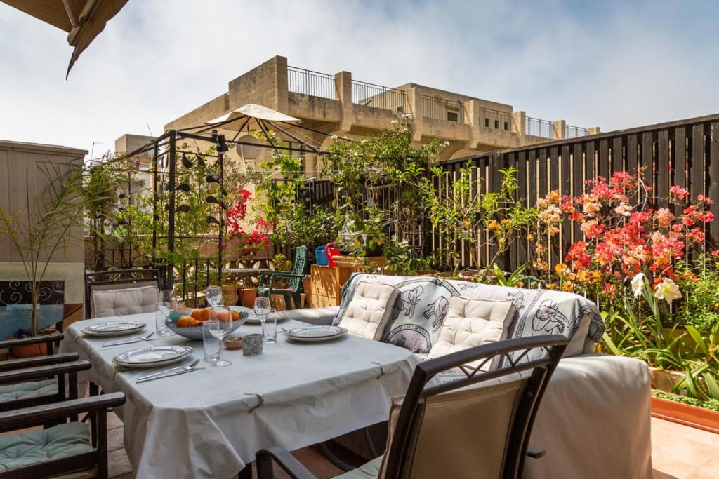 Amazing 1BR Penthouse with terrasse near Neve tzedek, Israel