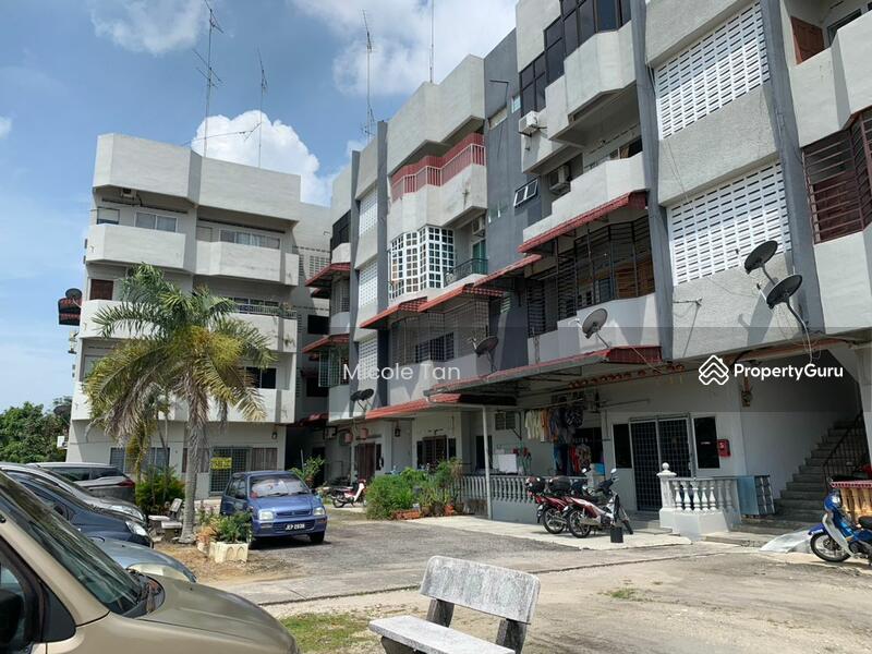 Apartment for rent in Muar, Malaysia · Pangsapuri Emas, Muar · 3 rooms, 2 baths