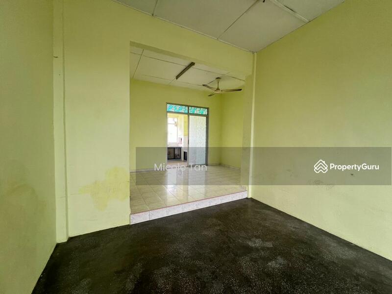 Apartment for rent in Muar, Malaysia · Pangsapuri Emas, Muar · 3 rooms, 2 baths