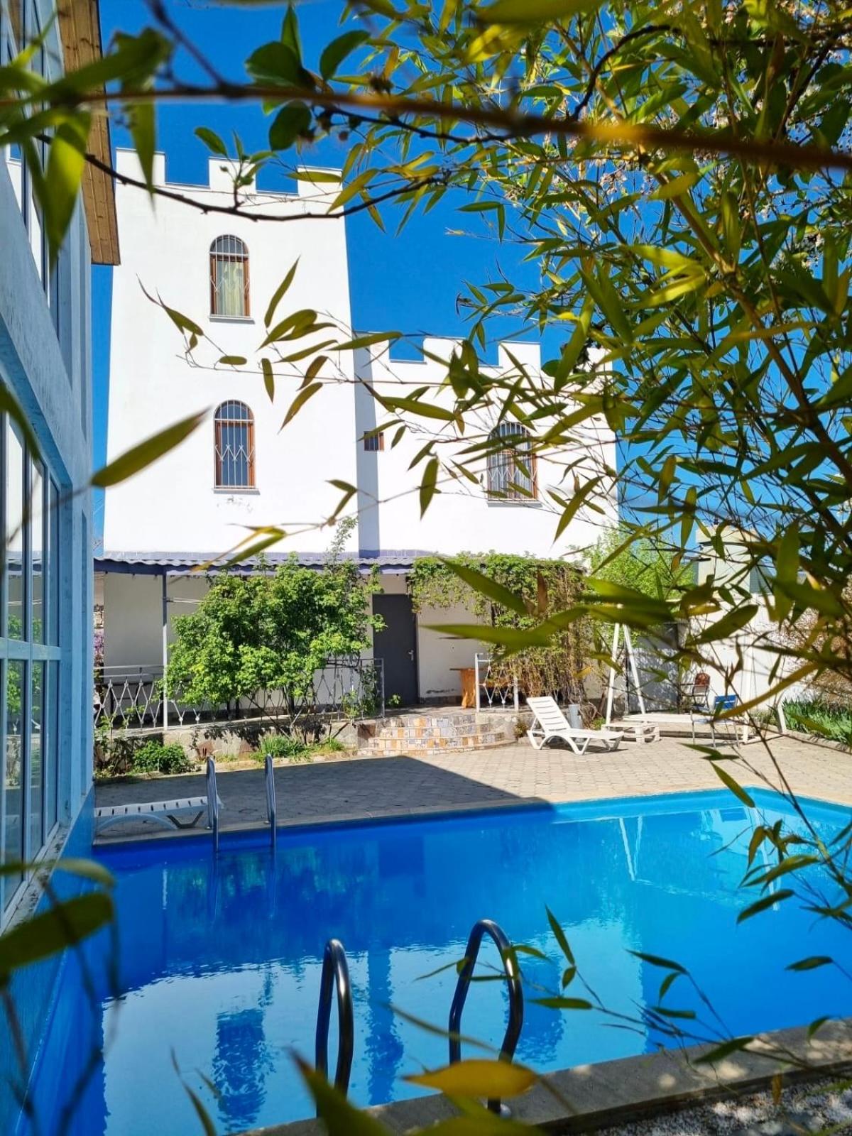 Hotel · Laguna Villa - Pool, Sauna, Events - at Bazaleti Lake, Karsimaantkari