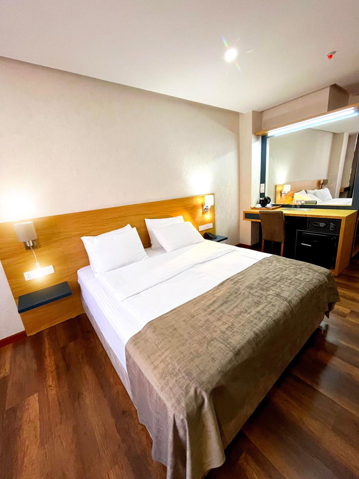 Hotel · Golden Ir-Me_ni, Tbilisi City