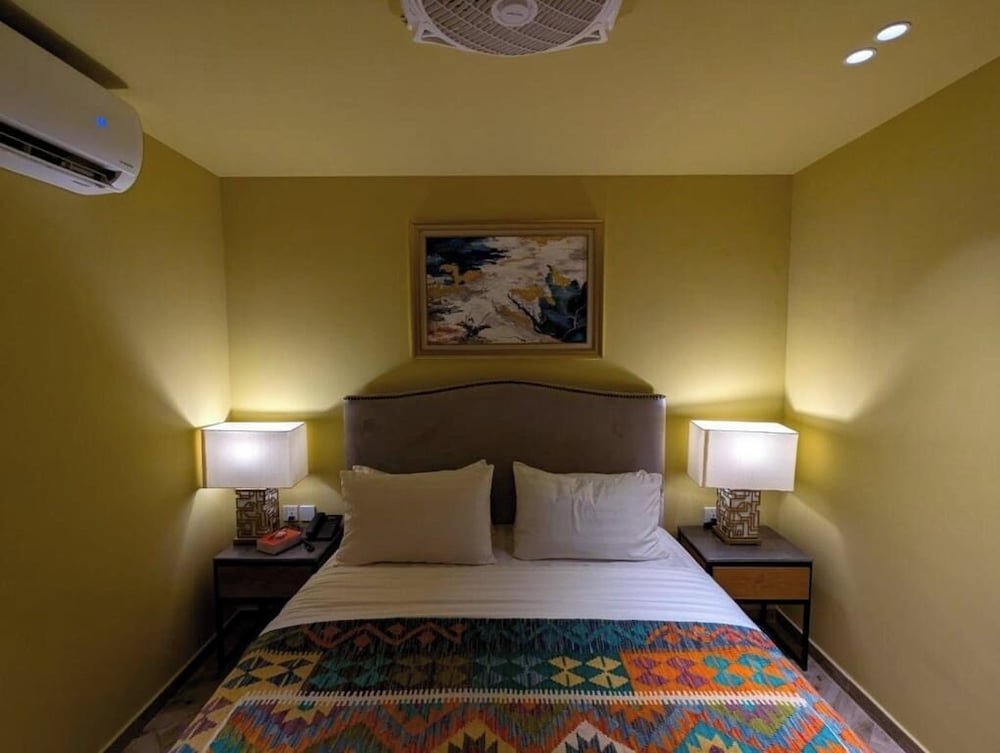 The LC Hotel, Pakistán
