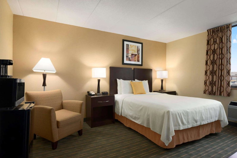 Days Hotel by Wyndham University Ave SE, Minneapolis, United States