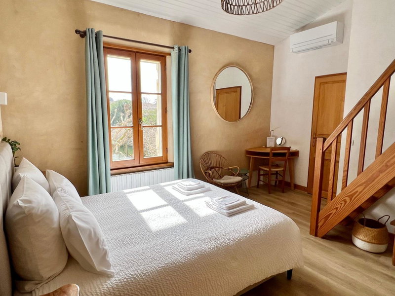 Riad-Style Gem 30m to Mohammed V Ave Fast WiFi, Saint-Émilion, France