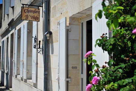 Riad-Style Gem 30m to Mohammed V Ave Fast WiFi, Saint-Émilion, France