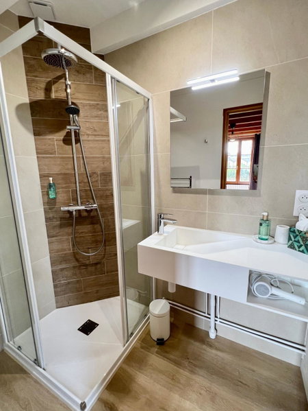 Riad-Style Gem 30m to Mohammed V Ave Fast WiFi, Saint-Émilion, France