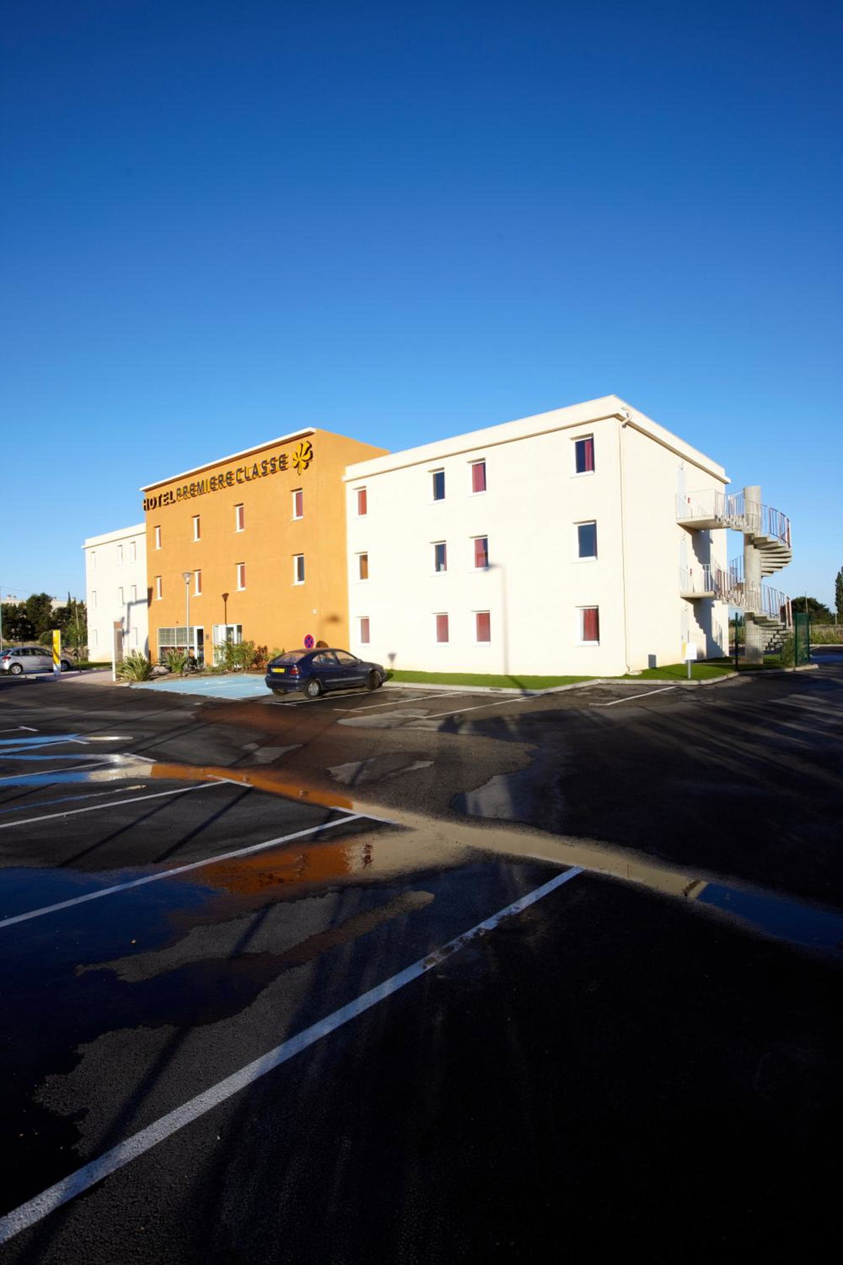 Hotel · HubOne3 Istres, Istres