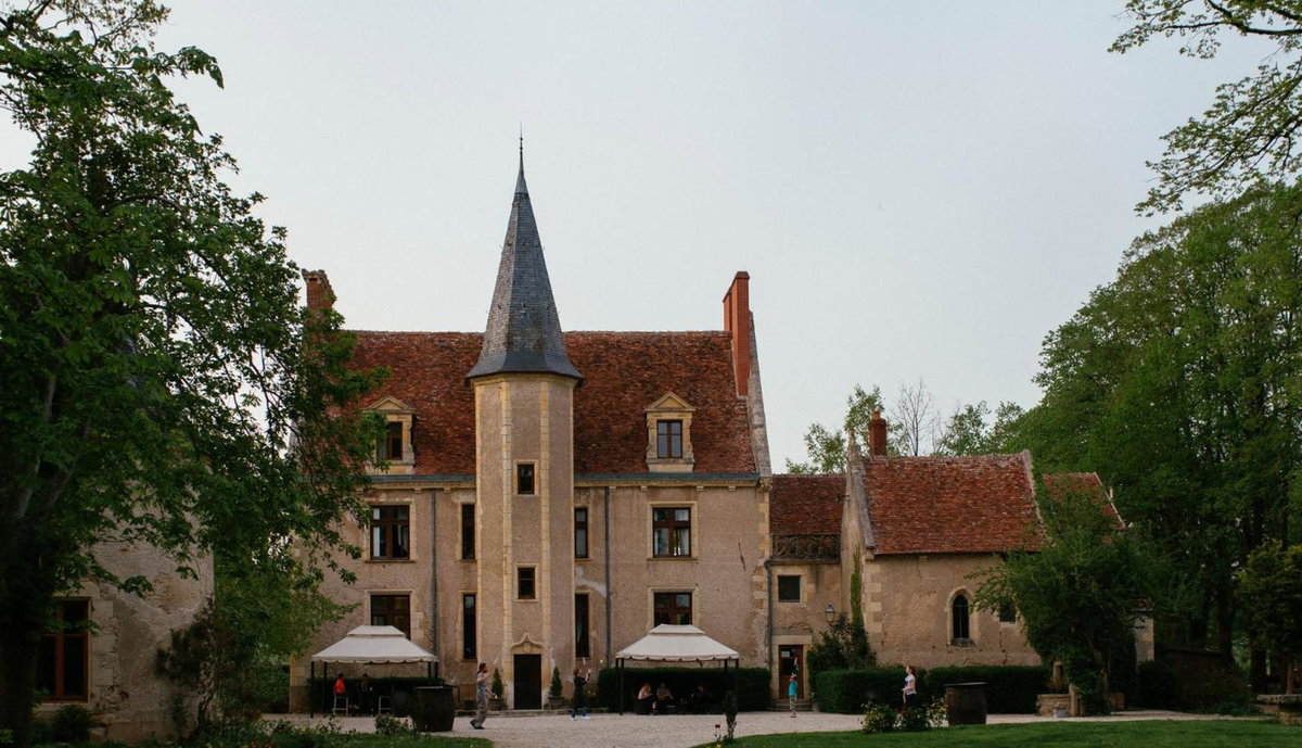 Hotel · Château - Hôtel Le Sallay, Magny-Cours