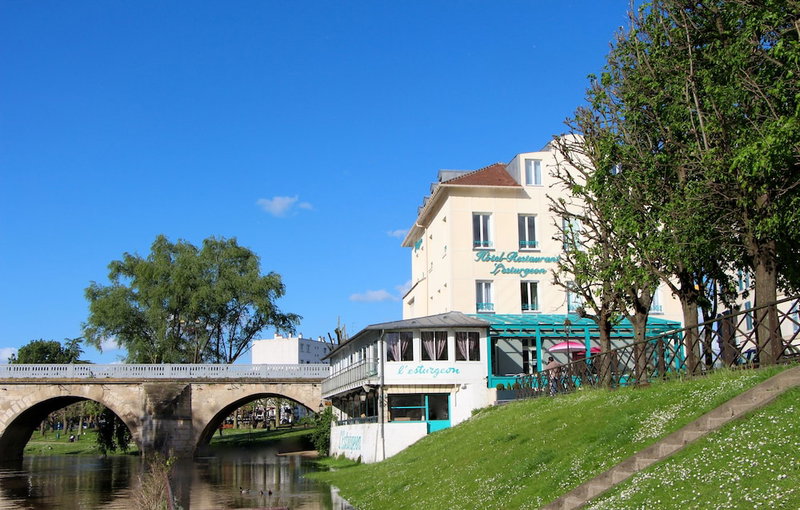 Hotel Restaurant L'Esturgeon, Poissy, France