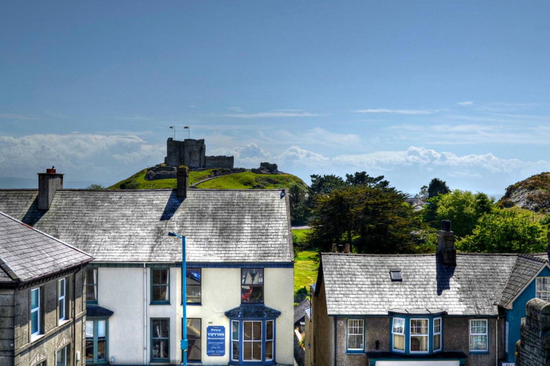 Lion Hotel & Studio Apartments, Criccieth, United Kingdom