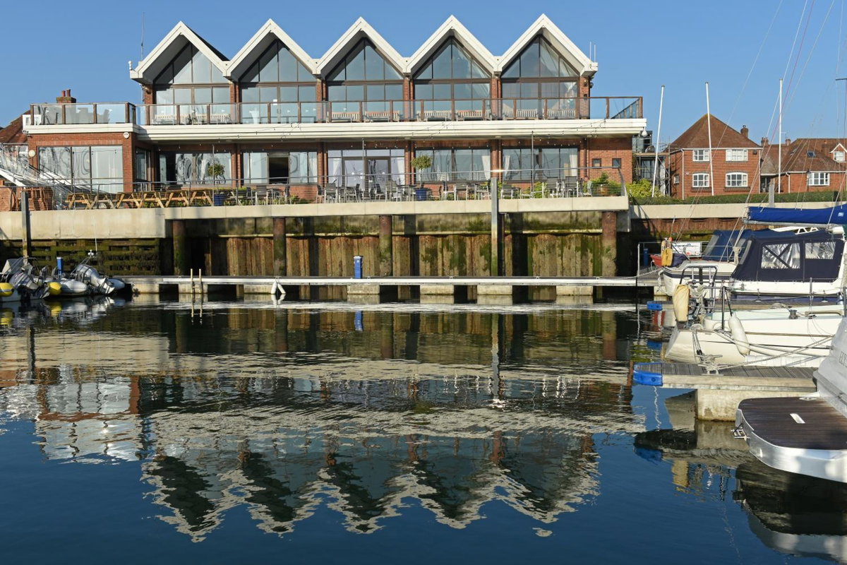 Hotel · Royal Southern Yacht Club, Hamble