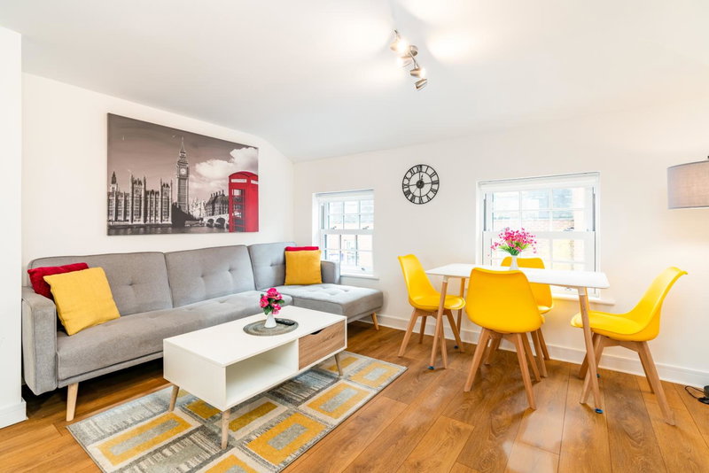 Town Center Apartment with 55” Smart TV+Netflix, Andover, United Kingdom