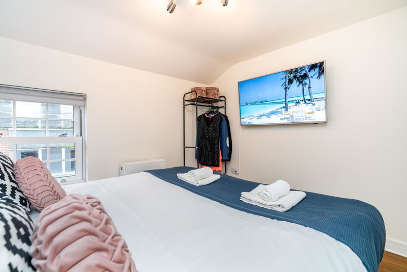 Town Center Apartment with 55” Smart TV+Netflix, Andover, United Kingdom