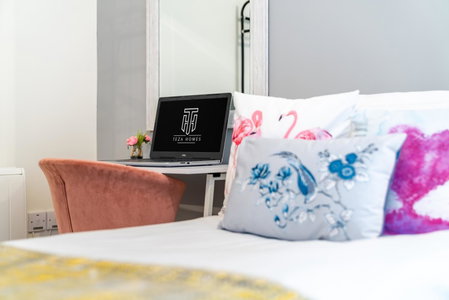 Town Center Apartment with 55” Smart TV+Netflix, Andover, United Kingdom