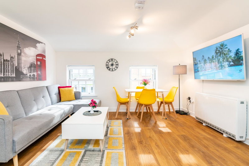 Town Center Apartment with 55” Smart TV+Netflix, Andover, United Kingdom