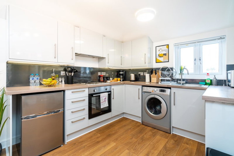 Town Center Apartment with 55” Smart TV+Netflix, Andover, United Kingdom