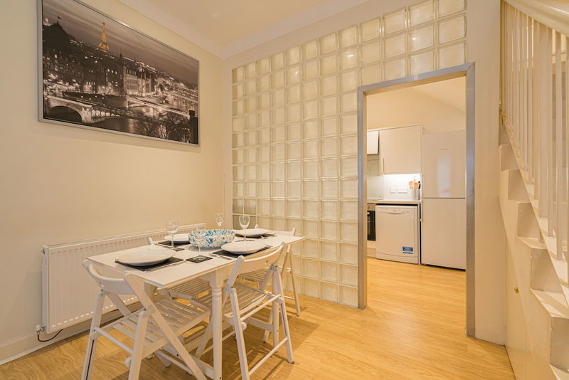 2 Bed Grassmarket Apartment, Edinburgh, United Kingdom