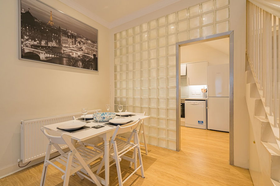 2 Bed Grassmarket Apartment, Edinburgh, United Kingdom