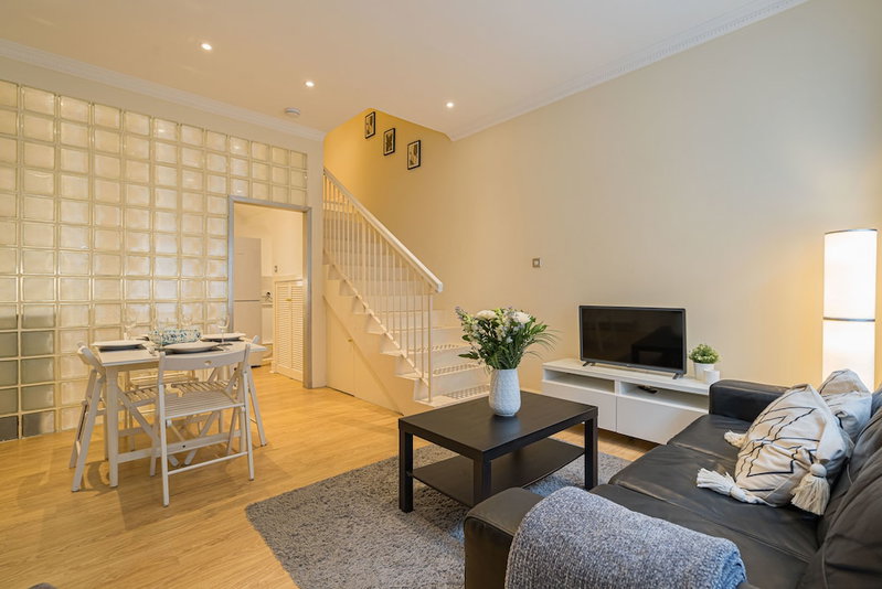 2 Bed Grassmarket Apartment, Edinburgh, United Kingdom