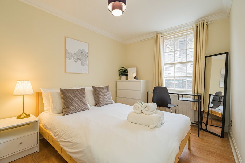 2 Bed Grassmarket Apartment, Edinburgh, United Kingdom