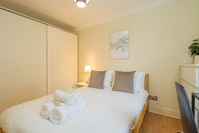 2 Bed Grassmarket Apartment, Edinburgh, United Kingdom