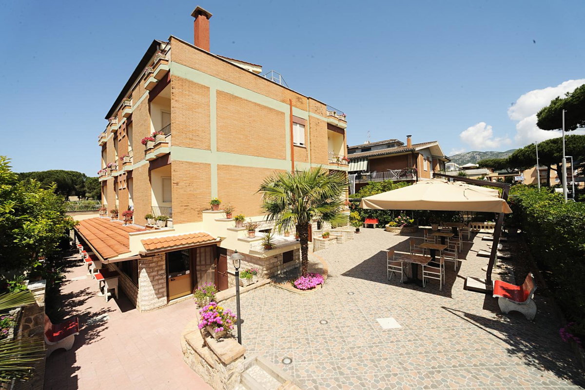 Hotel · Hotel Casa Yvorio, Terracina