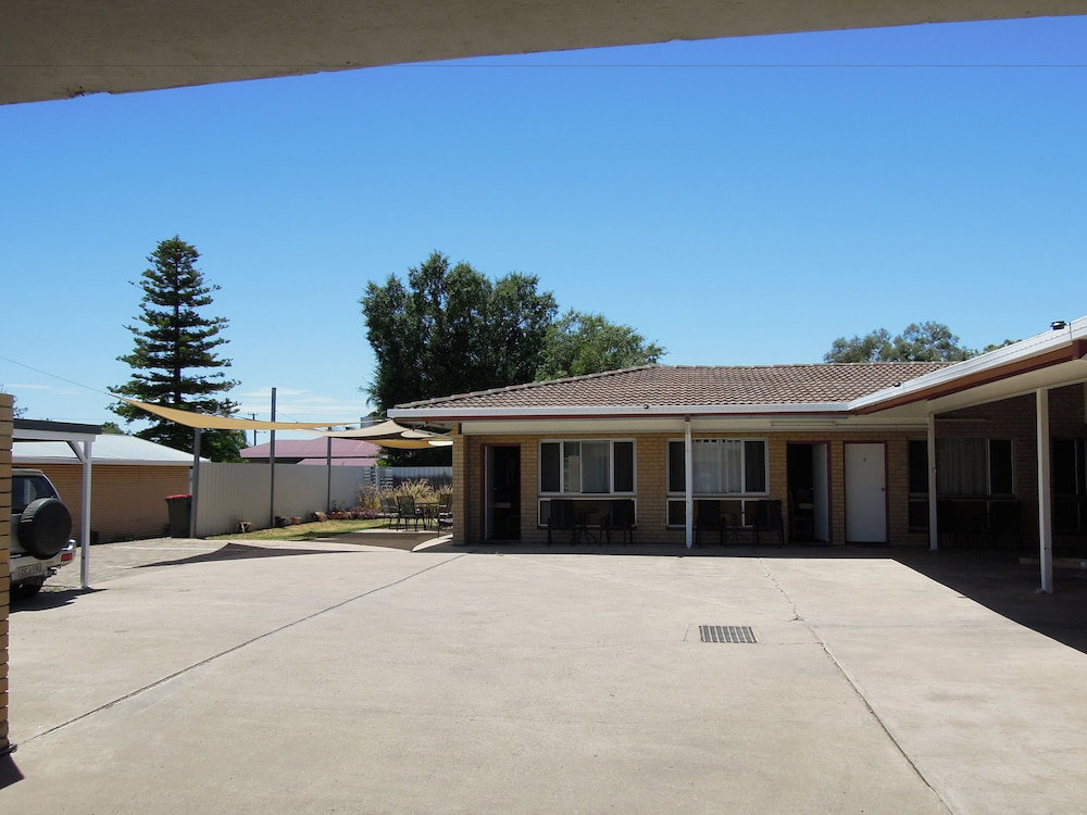 Jackaroo Apartments, Australia