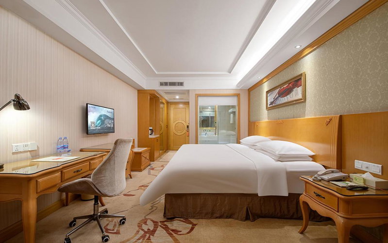 Vienna Hotel Shenzhen Longhua Renmin South Road, Bao'an, China