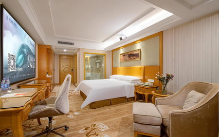 Vienna Hotel Shenzhen Longhua Renmin South Road, Bao'an, China
