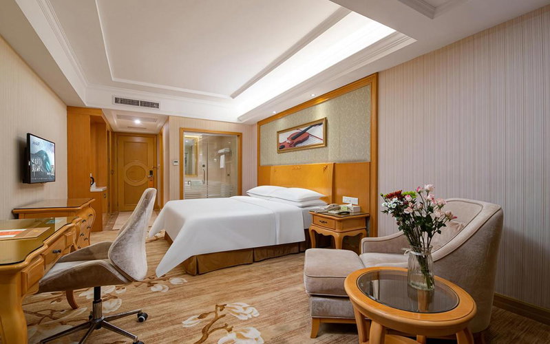 Vienna Hotel Shenzhen Longhua Renmin South Road, Bao'an, China