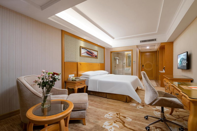 Vienna Hotel Shenzhen Longhua Renmin South Road, Bao'an, China