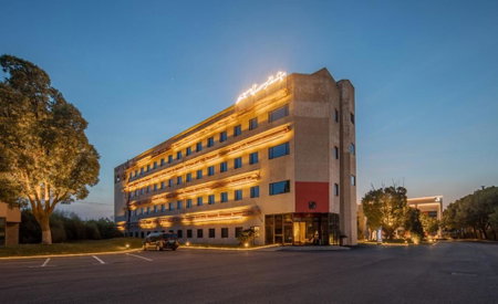 Ramadaencore By Wyndham Shanghai Pud ong Airport -Provide free 24hour shuttle bus service for airport pick-up and drop-off at Pud ong Airport, Shanghai, China