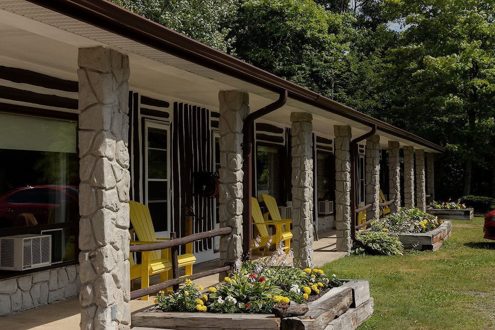 Hotel · The Dudley Inn, Muskoka Lakes