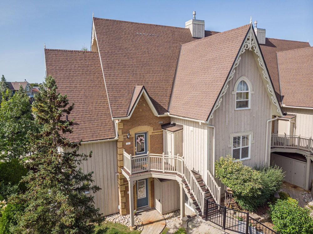 Historic Snowbridge Townhomes, Канада