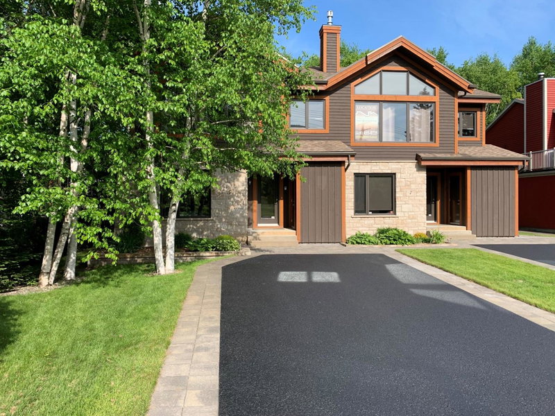 Hébergement JFL, Saint-Férréol-les-Neiges, Canada