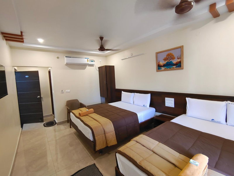 Hotel Dkr Grand, Tirupati, Индия