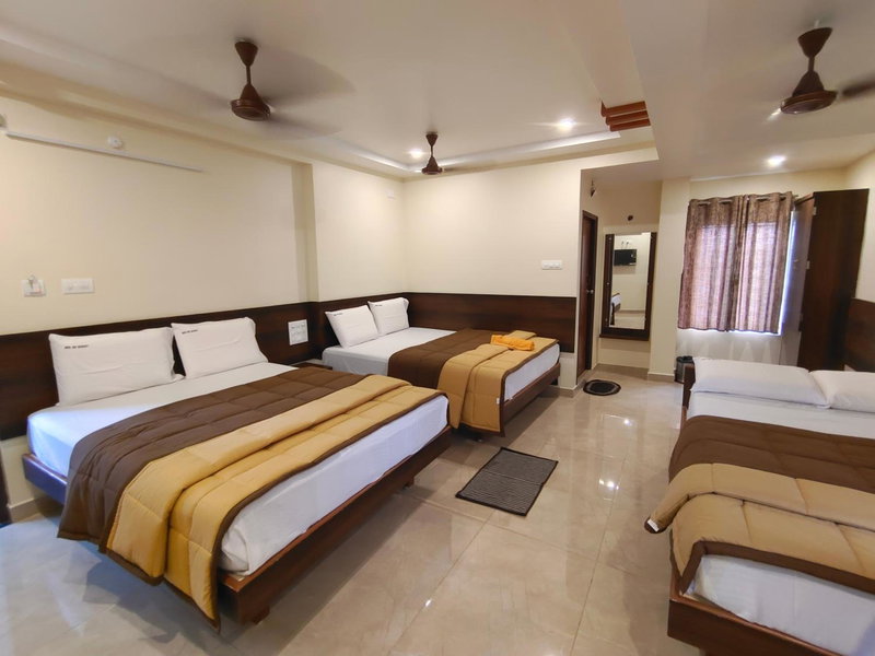 Hotel Dkr Grand, Tirupati, Индия
