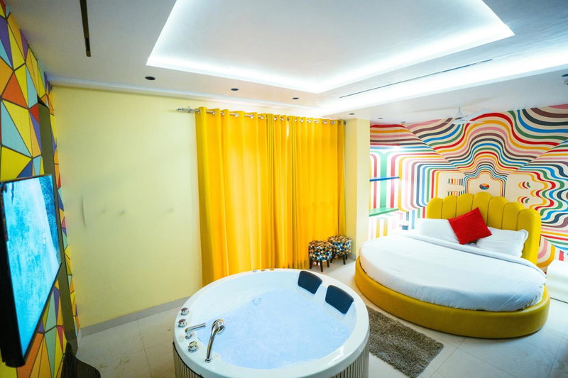 Orsom Stays Sassy Jacuzzi Rooms - Sector 42 Gurgaon, Gurgaon, India