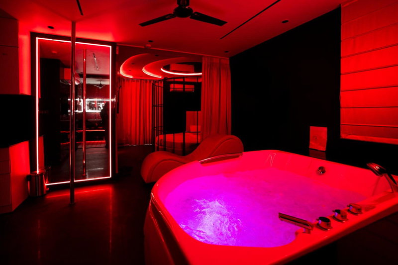 Orsom Stays Sassy Jacuzzi Rooms - Sector 42 Gurgaon, Gurgaon, India