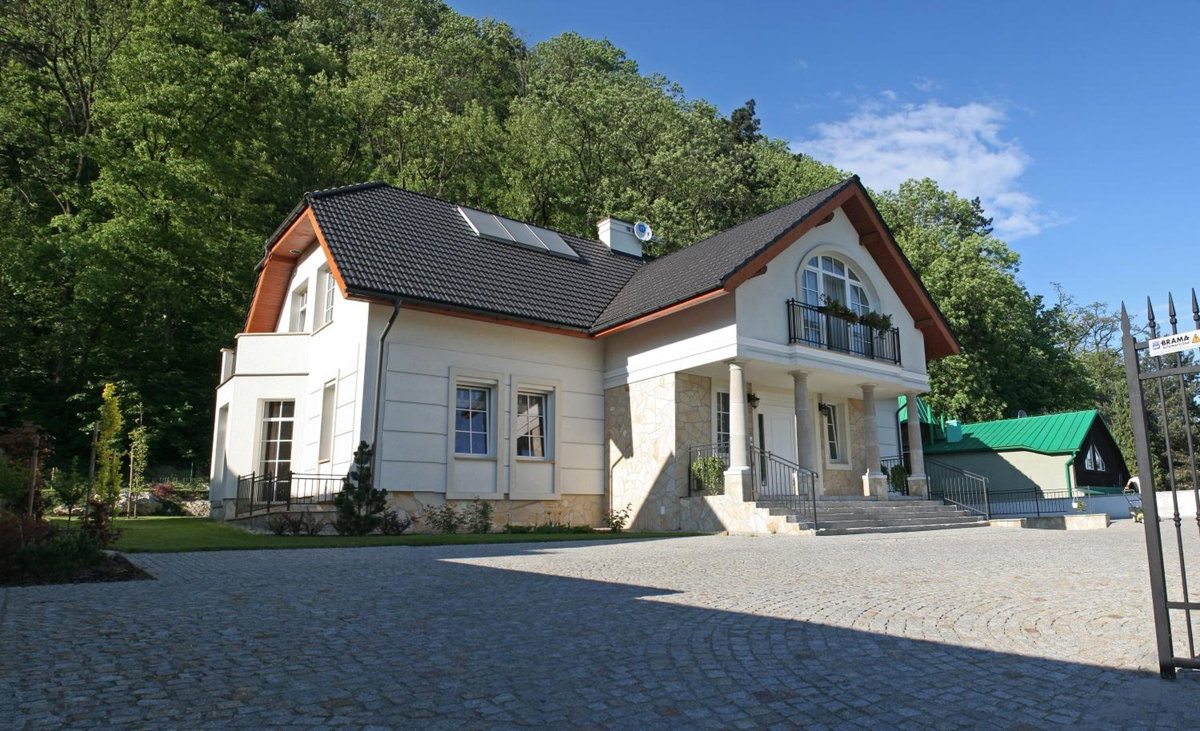 Villa Julia, Polonia