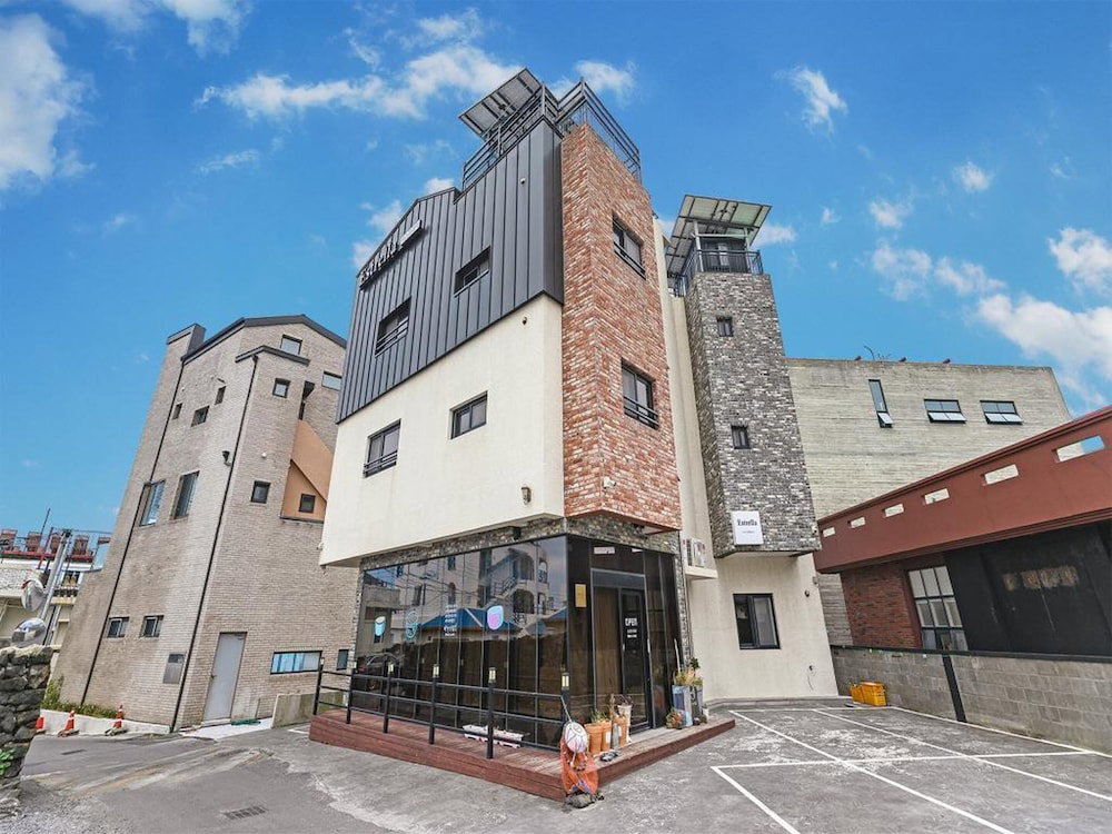 Hotel · Jeju Eseutteuleya Pension, Jeju City