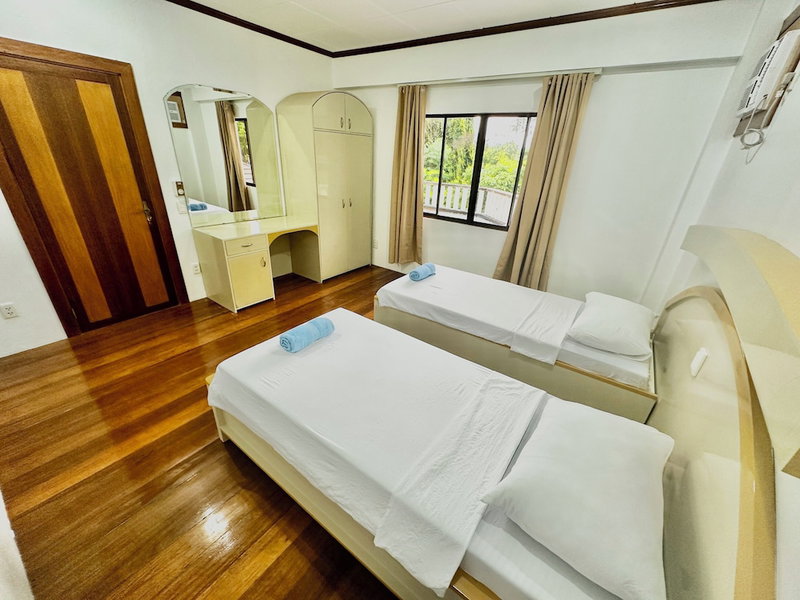 Bluewaves Hostel & Villa Panagsama by Hiverooms, Moalboal, Philippines