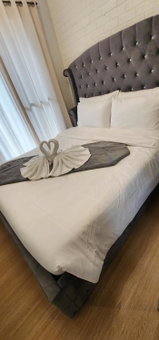 Cozy Condo at Pine Suites Tagaytay with WIFI Netflix & Pool, Tagaytay, Philippines
