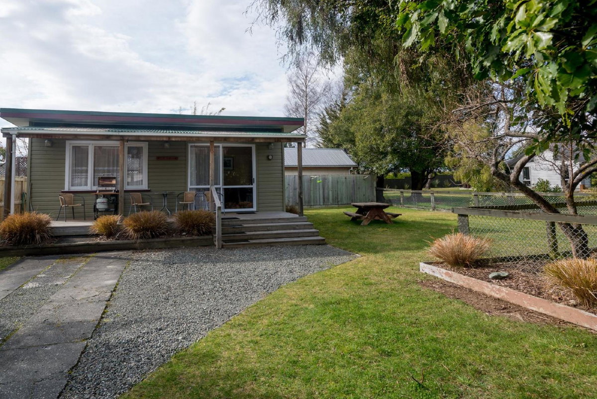 Accommodation Fiordland The Bach - One Bedroom Cottage at 226B Milford Road, Neuseeland
