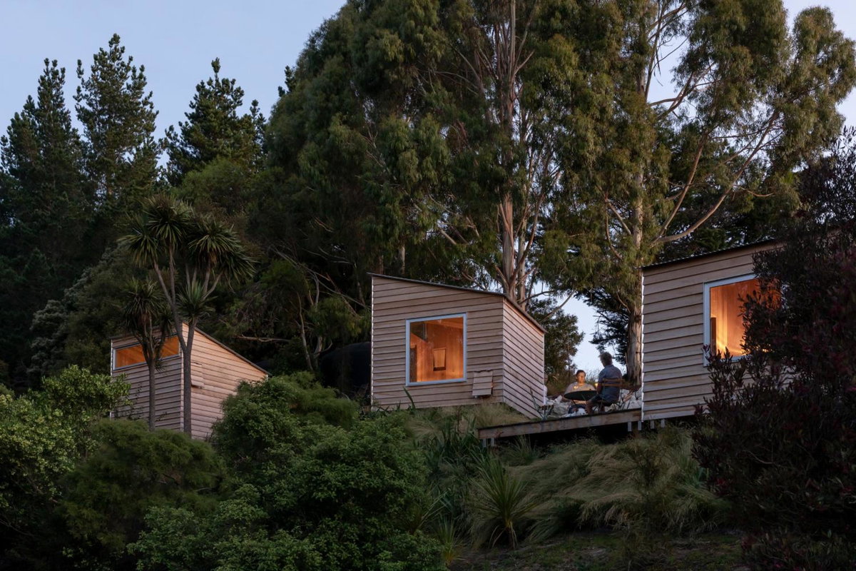 Hotel · Russell's Cabins, Omihi