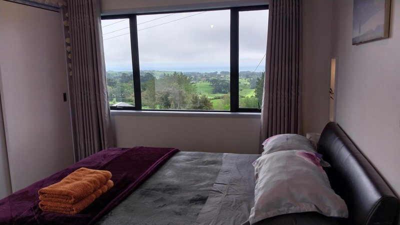 Cosy Country Cottage on a Sunny Hill, New Plymouth, New Zealand