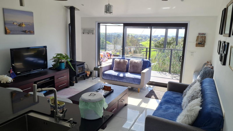 Cosy Country Cottage on a Sunny Hill, New Plymouth, New Zealand