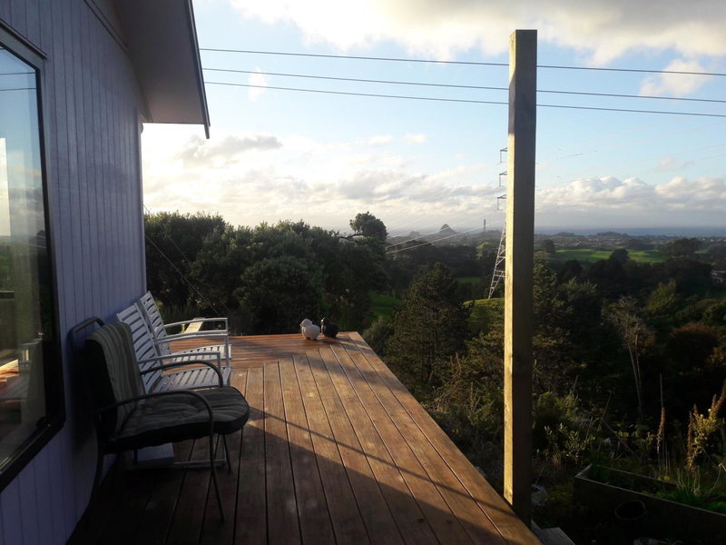 Cosy Country Cottage on a Sunny Hill, New Plymouth, New Zealand