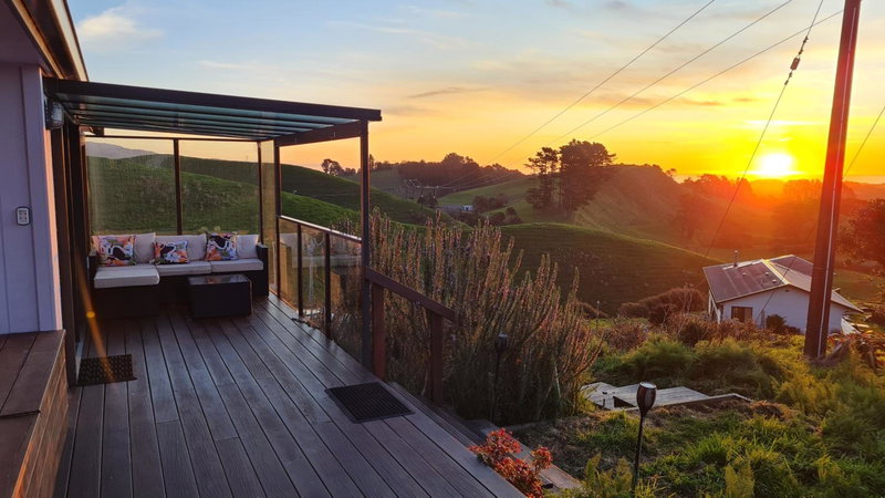 Cosy Country Cottage on a Sunny Hill, New Plymouth, New Zealand